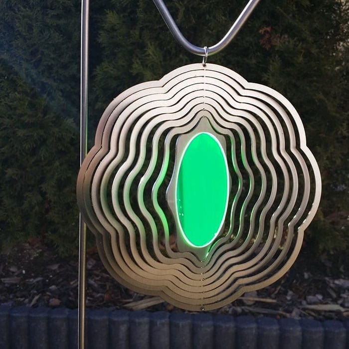 Ab jetzt bietet VANRODE (gegenüber Bahnsteig S-Rixdorf) sagenhaft schön geformte Windspiele aus Edelstahl an.
Der facettenreiche Schnitt des Metalls lässt eine wunderhafte optische,  vollumfängliche sich im Kreis drehende
Genusssituation entstehen. Toll auf dem Balkon, schön am Fenster, zauberhaft im Gärtchen. 

Ganz Wind(spiel)still gibt es so gut wie nicht, also... 

Es treibt der Wind scheins ohne Ziel
Objekte in dem Wechselspiel,
Schwerpunkt gestützt hält es Balance,
so dass zum Stillstand keine Chance.,
Der Wind dreht sie von Süd nach West.
Doch ist die Position stets fest.
Das heißt woher der Wind auch weht,
es um die eigne Achse dreht.
So lehrt uns denn das simple Spiel
es nutzt im Grunde doch sehr viel.

Frei nach : Lust und Laune
.
.
.
.
#windspiel #spiel #inderruheliegtdiekraft #verzaubern #deko #gartendeko #balkondeko