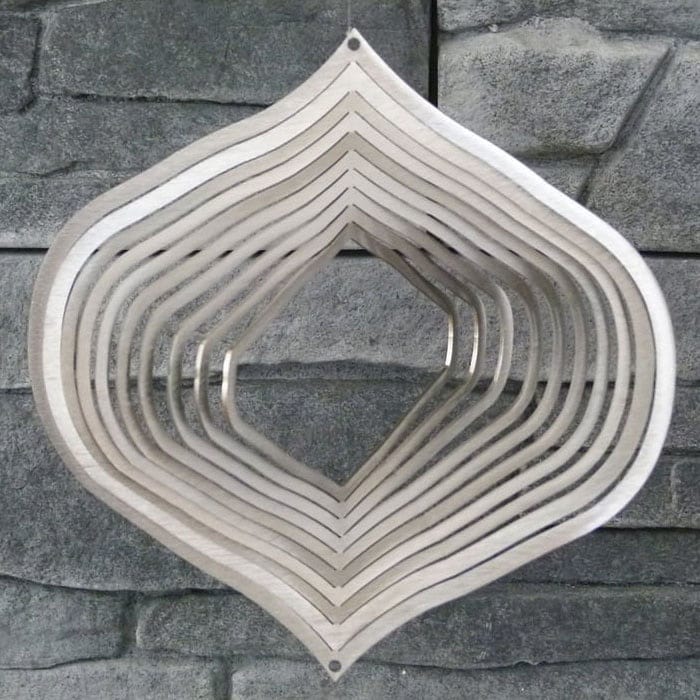 Ab jetzt bietet VANRODE (gegenüber Bahnsteig S-Rixdorf) sagenhaft schön geformte Windspiele aus Edelstahl an.
Der facettenreiche Schnitt des Metalls lässt eine wunderhafte optische,  vollumfängliche sich im Kreis drehende
Genusssituation entstehen. Toll auf dem Balkon, schön am Fenster, zauberhaft im Gärtchen. 

Ganz Wind(spiel)still gibt es so gut wie nicht, also... 

Es treibt der Wind scheins ohne Ziel
Objekte in dem Wechselspiel,
Schwerpunkt gestützt hält es Balance,
so dass zum Stillstand keine Chance.,
Der Wind dreht sie von Süd nach West.
Doch ist die Position stets fest.
Das heißt woher der Wind auch weht,
es um die eigne Achse dreht.
So lehrt uns denn das simple Spiel
es nutzt im Grunde doch sehr viel.

Frei nach : Lust und Laune
.
.
.
.
#windspiel #spiel #inderruheliegtdiekraft #verzaubern #deko #gartendeko #balkondeko