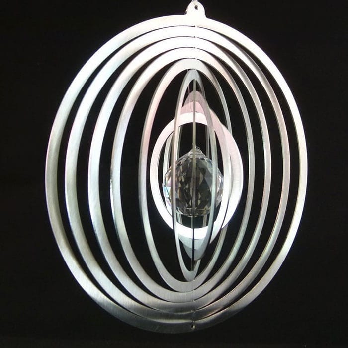 Ab jetzt bietet VANRODE (gegenüber Bahnsteig S-Rixdorf) sagenhaft schön geformte Windspiele aus Edelstahl an.
Der facettenreiche Schnitt des Metalls lässt eine wunderhafte optische,  vollumfängliche sich im Kreis drehende
Genusssituation entstehen. Toll auf dem Balkon, schön am Fenster, zauberhaft im Gärtchen. 

Ganz Wind(spiel)still gibt es so gut wie nicht, also... 

Es treibt der Wind scheins ohne Ziel
Objekte in dem Wechselspiel,
Schwerpunkt gestützt hält es Balance,
so dass zum Stillstand keine Chance.,
Der Wind dreht sie von Süd nach West.
Doch ist die Position stets fest.
Das heißt woher der Wind auch weht,
es um die eigne Achse dreht.
So lehrt uns denn das simple Spiel
es nutzt im Grunde doch sehr viel.

Frei nach : Lust und Laune
.
.
.
.
#windspiel #spiel #inderruheliegtdiekraft #verzaubern #deko #gartendeko #balkondeko