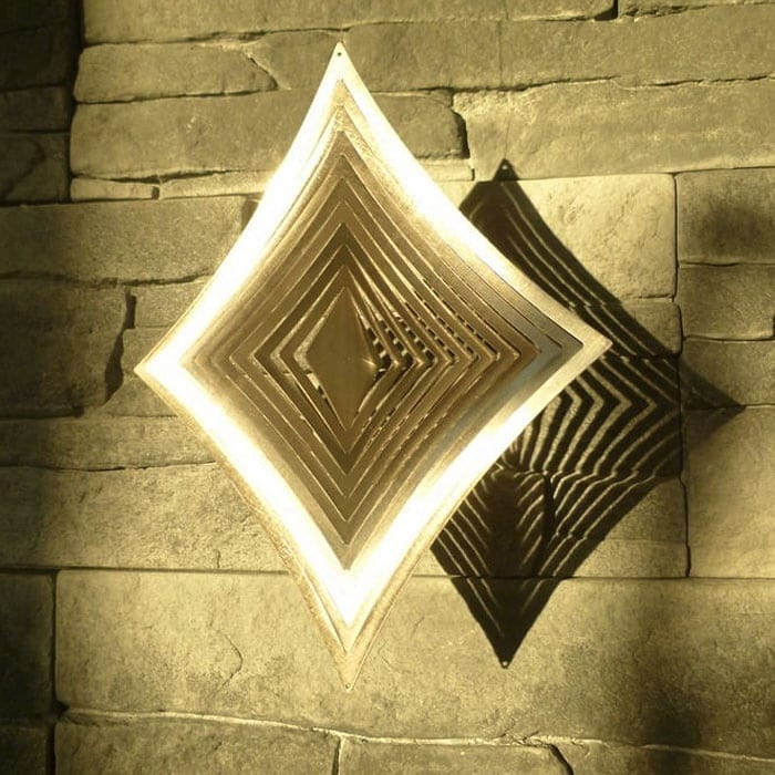 Ab jetzt bietet VANRODE (gegenüber Bahnsteig S-Rixdorf) sagenhaft schön geformte Windspiele aus Edelstahl an.
Der facettenreiche Schnitt des Metalls lässt eine wunderhafte optische,  vollumfängliche sich im Kreis drehende
Genusssituation entstehen. Toll auf dem Balkon, schön am Fenster, zauberhaft im Gärtchen. 

Ganz Wind(spiel)still gibt es so gut wie nicht, also... 

Es treibt der Wind scheins ohne Ziel
Objekte in dem Wechselspiel,
Schwerpunkt gestützt hält es Balance,
so dass zum Stillstand keine Chance.,
Der Wind dreht sie von Süd nach West.
Doch ist die Position stets fest.
Das heißt woher der Wind auch weht,
es um die eigne Achse dreht.
So lehrt uns denn das simple Spiel
es nutzt im Grunde doch sehr viel.

Frei nach : Lust und Laune
.
.
.
.
#windspiel #spiel #inderruheliegtdiekraft #verzaubern #deko #gartendeko #balkondeko