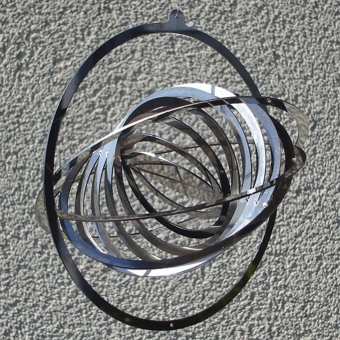 Ab jetzt bietet VANRODE (gegenüber Bahnsteig S-Rixdorf) sagenhaft schön geformte Windspiele aus Edelstahl an.
Der facettenreiche Schnitt des Metalls lässt eine wunderhafte optische,  vollumfängliche sich im Kreis drehende
Genusssituation entstehen. Toll auf dem Balkon, schön am Fenster, zauberhaft im Gärtchen. 

Ganz Wind(spiel)still gibt es so gut wie nicht, also... 

Es treibt der Wind scheins ohne Ziel
Objekte in dem Wechselspiel,
Schwerpunkt gestützt hält es Balance,
so dass zum Stillstand keine Chance.,
Der Wind dreht sie von Süd nach West.
Doch ist die Position stets fest.
Das heißt woher der Wind auch weht,
es um die eigne Achse dreht.
So lehrt uns denn das simple Spiel
es nutzt im Grunde doch sehr viel.

Frei nach : Lust und Laune
.
.
.
.
#windspiel #spiel #inderruheliegtdiekraft #verzaubern #deko #gartendeko #balkondeko